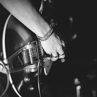 Rob Thompson performing