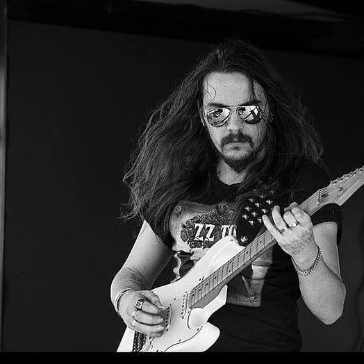 Rob Thompson playing acoustic blues guitar live